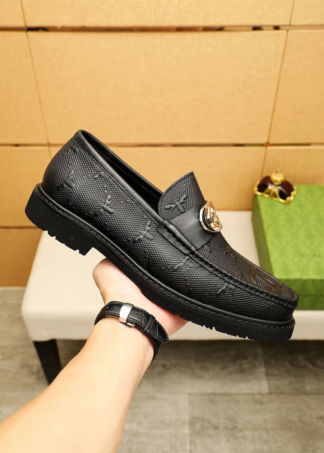 Men's shoes 💰520 💐 Product trademark: GUCCI "Gucci" casual leather shoes Regular size: 38-44 (45.46🉑️customized) Product materials: Selected imported first-layer calfskin embossed upper + classic hardware buckle, imported water-dyed cow leather lining. Strong three-dimensional visual effect, original outsole color: 1⃣️color optional